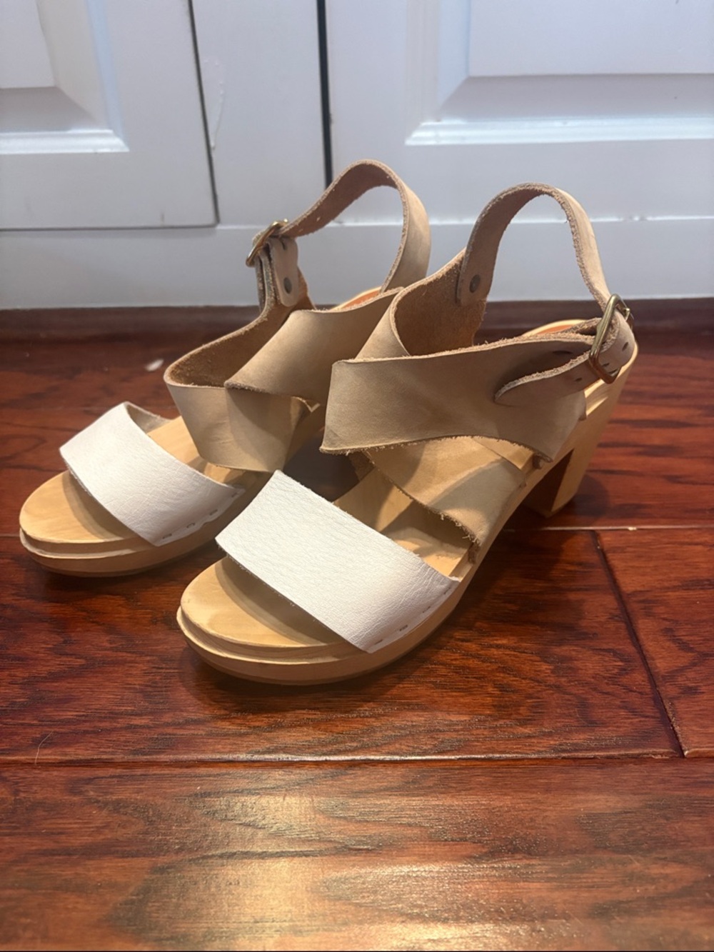 Bryr Women’s Neutral Two-Tone Leather Block Heel clogs - Beige & White - Picture 3 of 5